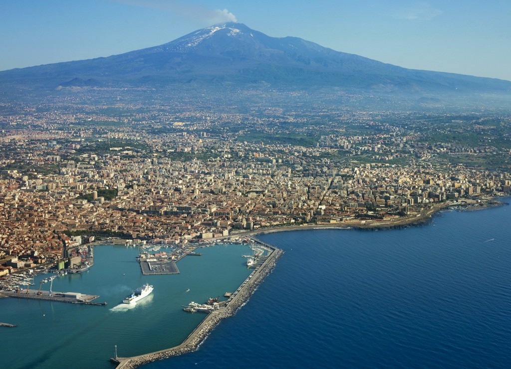 Vulkan Ätna und Catania Stadt